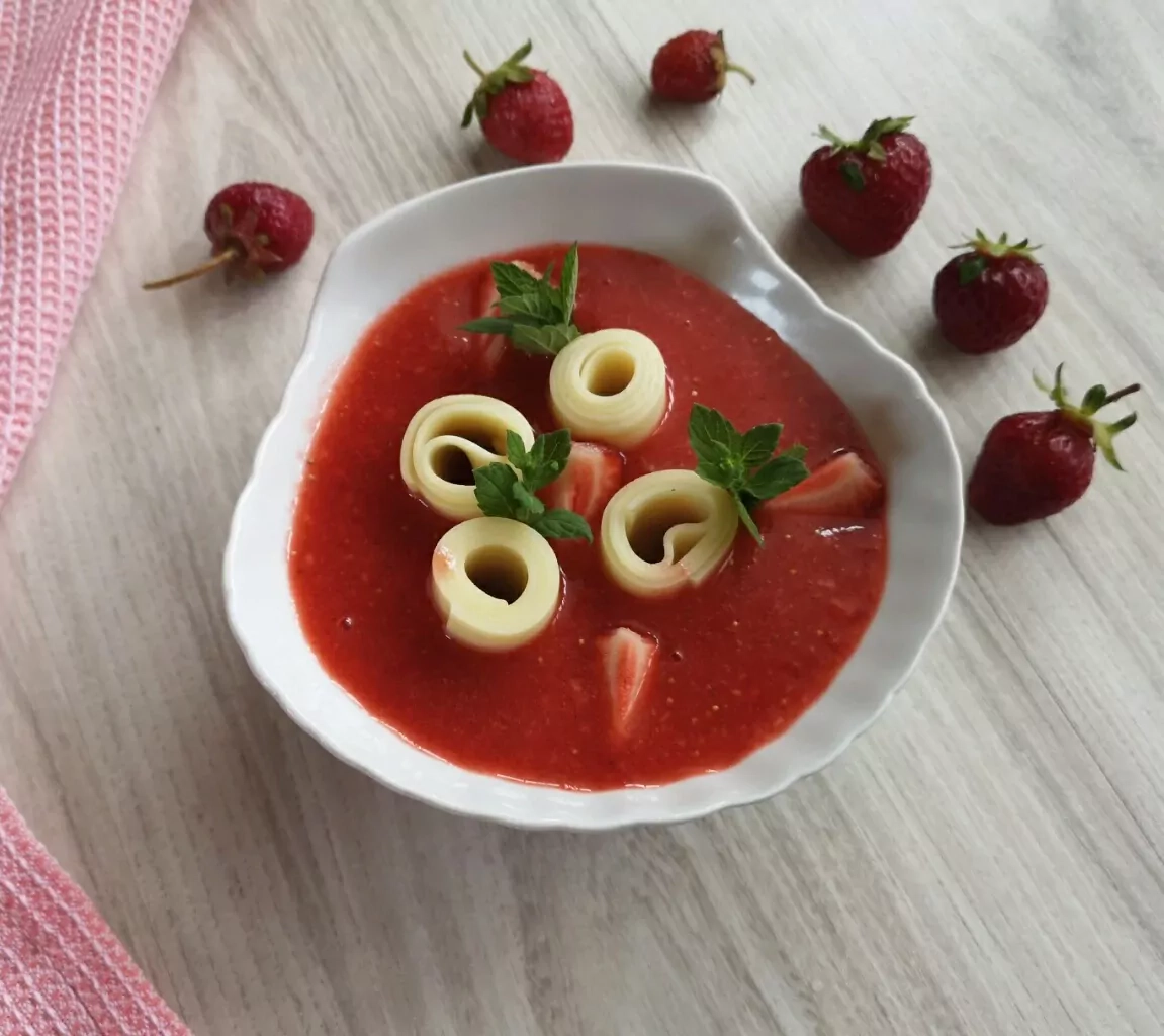 Šalta braškių sriuba su makaronais