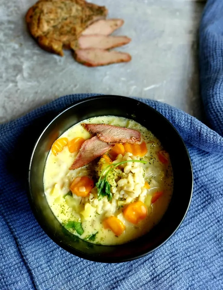 Perlinių kruopų sriuba su lydytu sūreliu