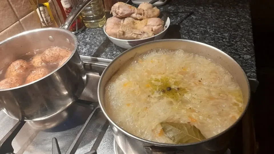 Paprasta močiutės raugintų kopūstų sriuba su vištiena