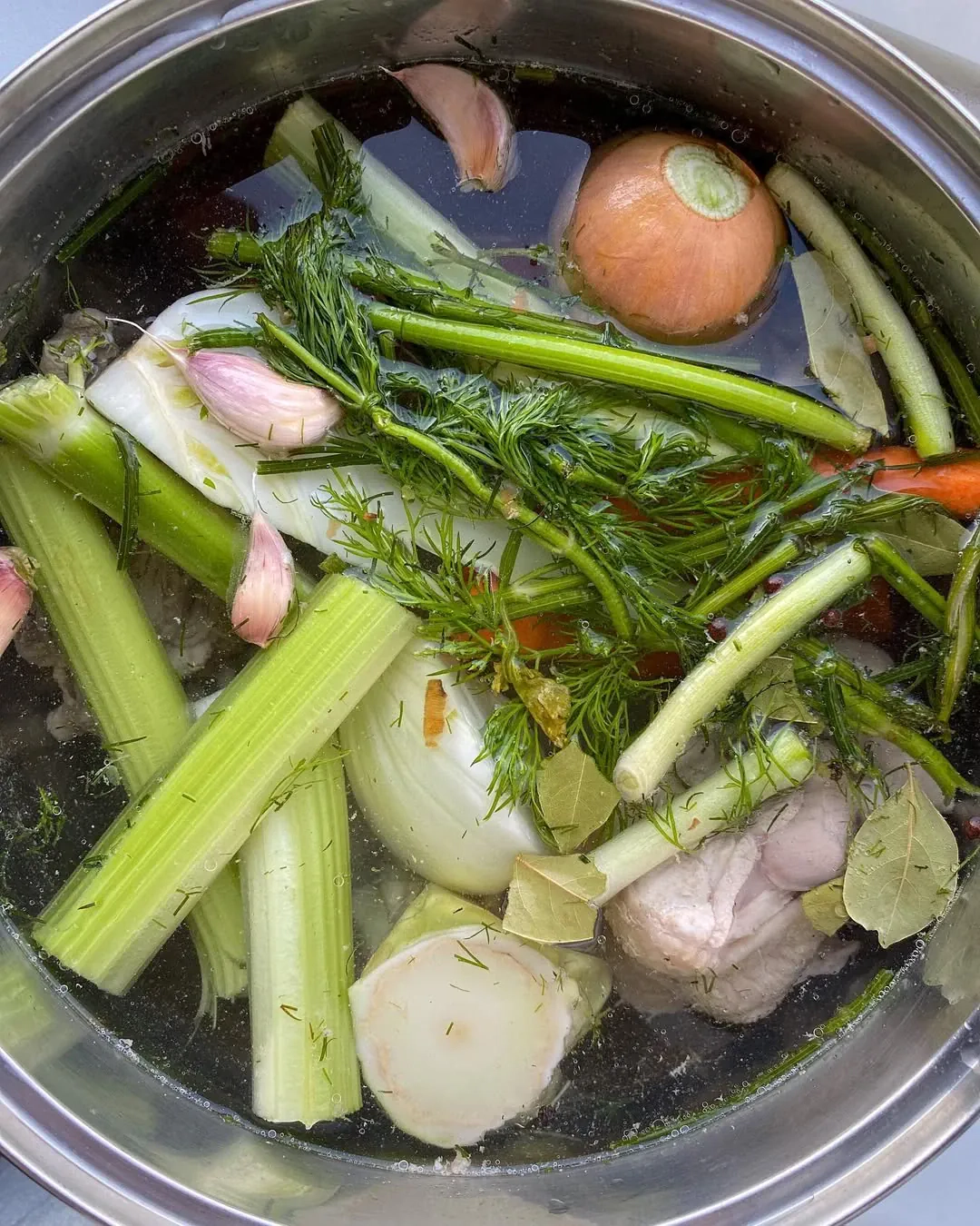 Kokybiškas ekologiškas daržovių ir vištienos sultinys