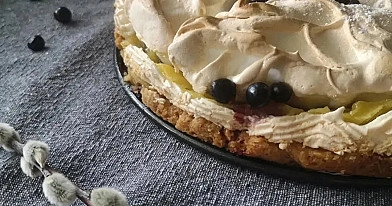 Morenginis pyragas su trupininiu pagrindu ir plikytu kremu