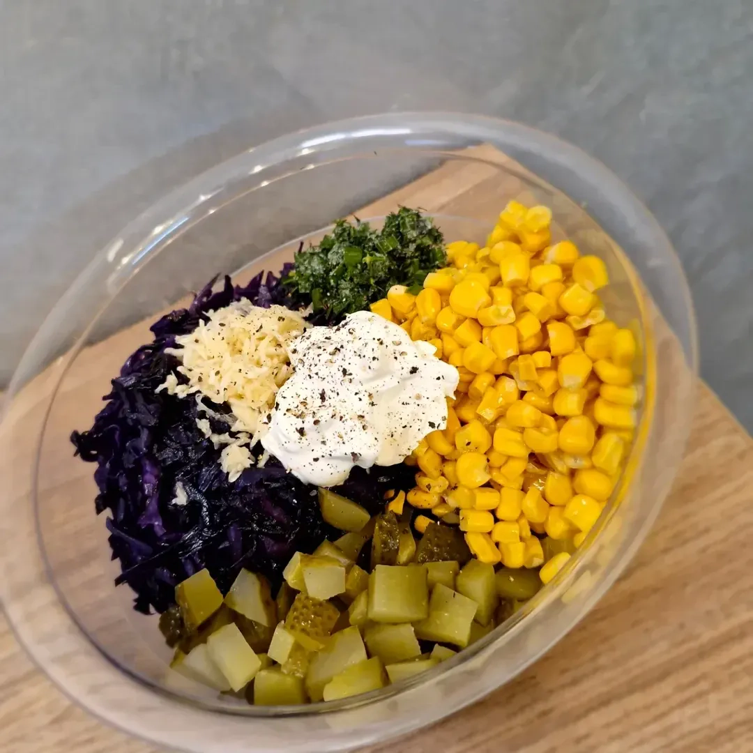 Raudongūžių kopūstų salotos su raugintais agurkais ir kukurūzais (be majonezo)