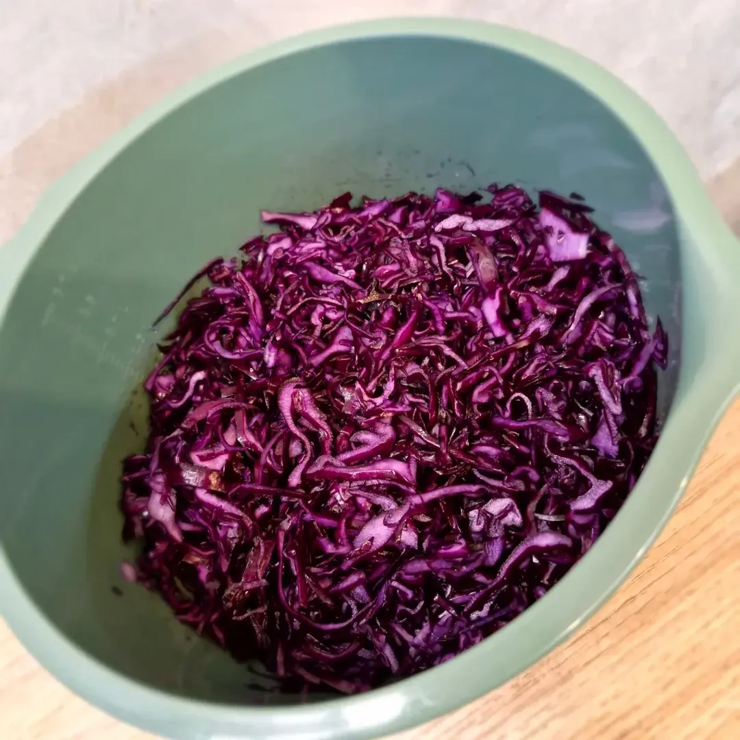 Raudongūžių kopūstų salotos su raugintais agurkais ir kukurūzais (be majonezo)