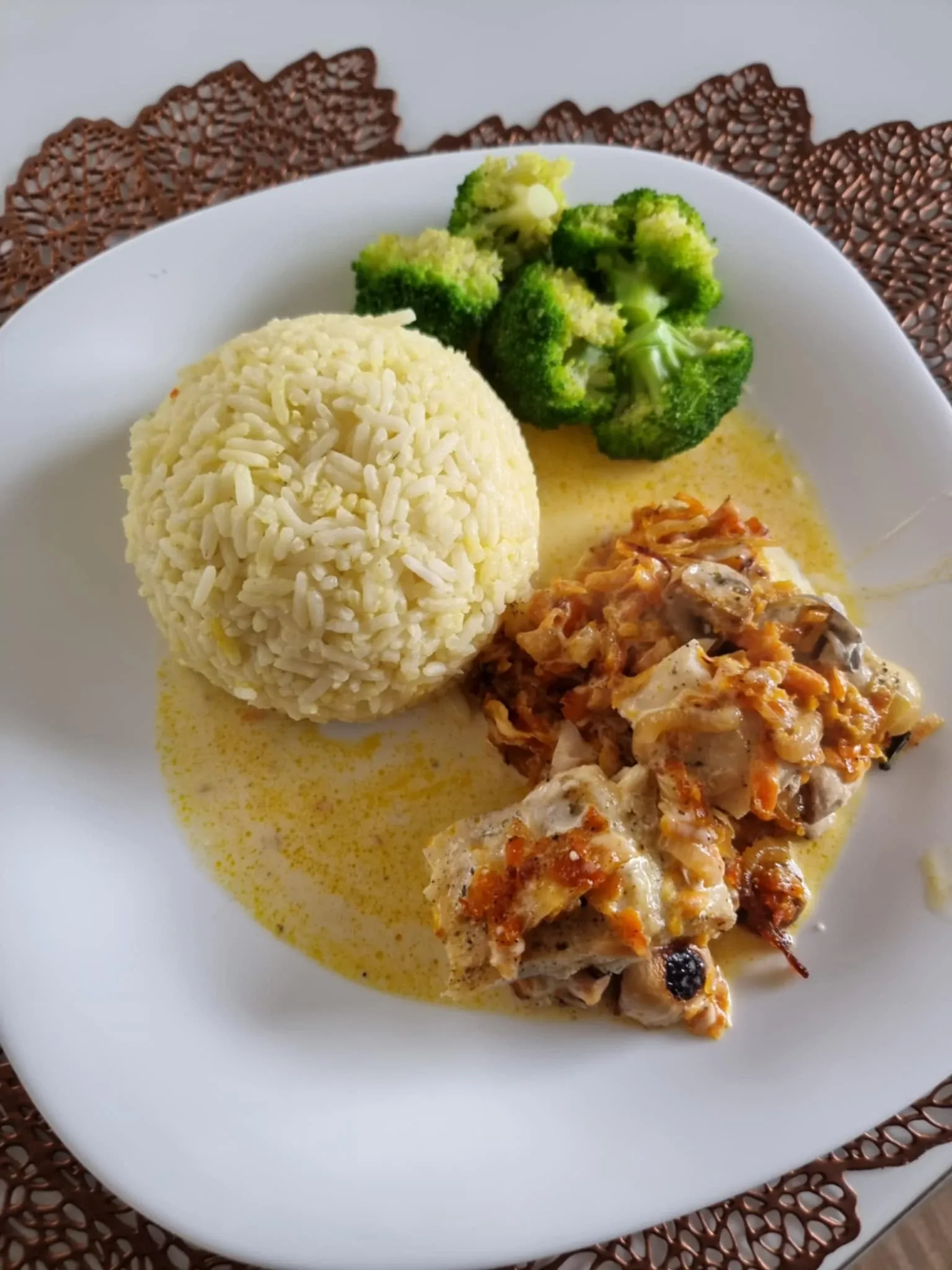 Kepta žuvis su svogūnų, grietinėlės ir sūrio viršūne (pataluose)