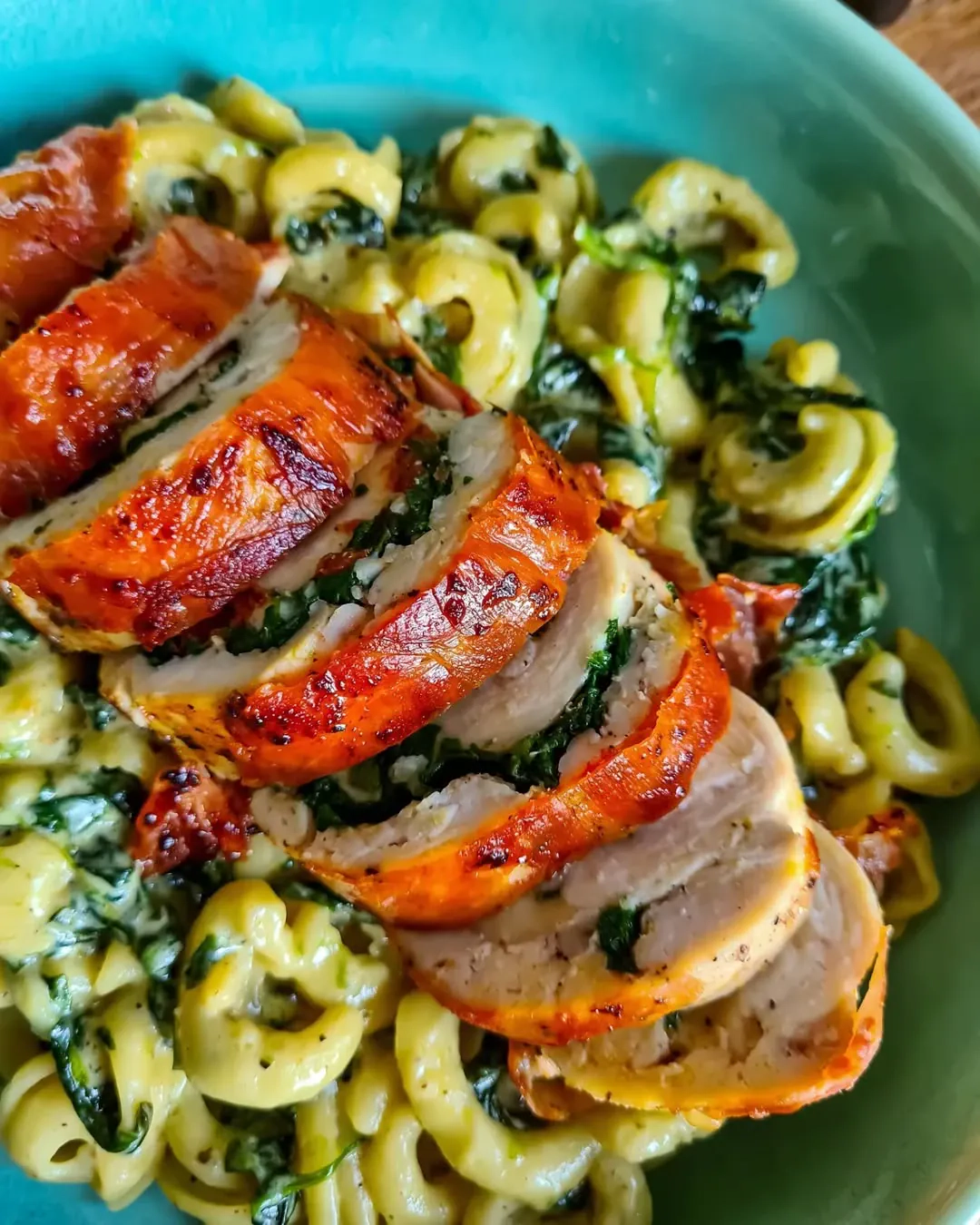 Vištienos suktinukai su fermentiniu sūriu ir špinatais