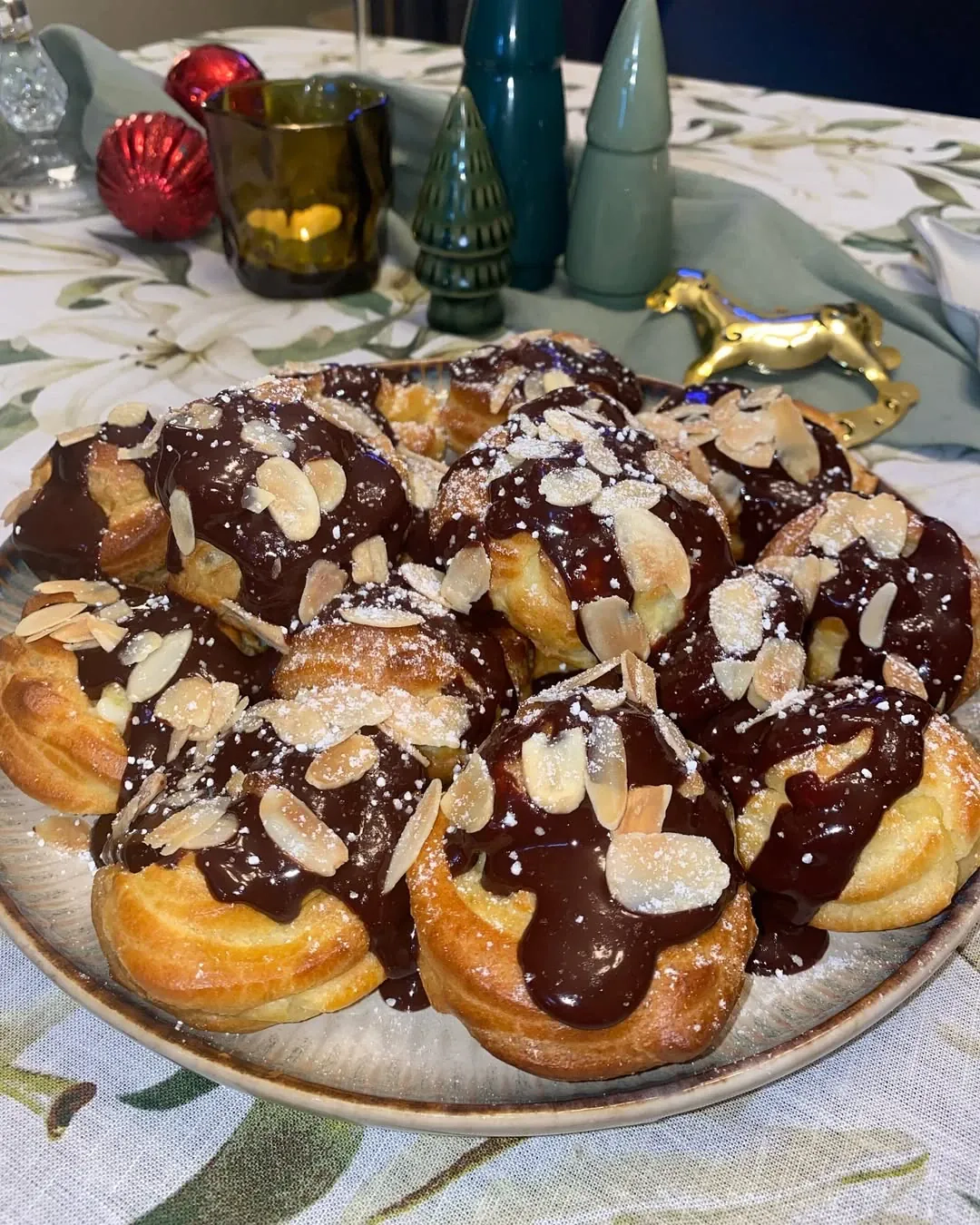 Profiteroles receptas - plikyti pyragaičiai su vaniliniu kremu ir šokolado glaistu