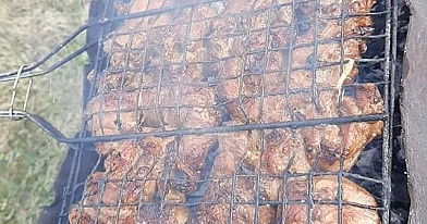 Kiaulienos šaslykų raugimas su gazuotu mineraliniu vandeniu