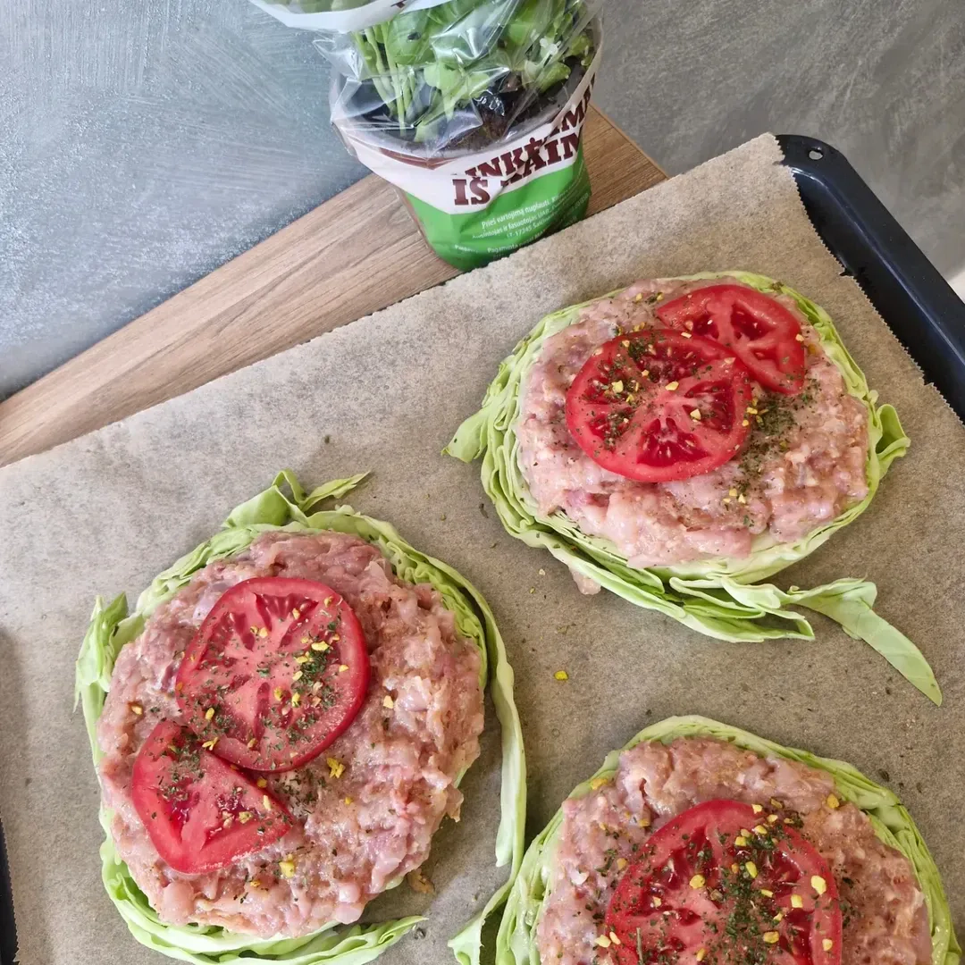 Kopūstų pjausniai su vištienos faršu, mocarela ir pomidorais 🥬🍅