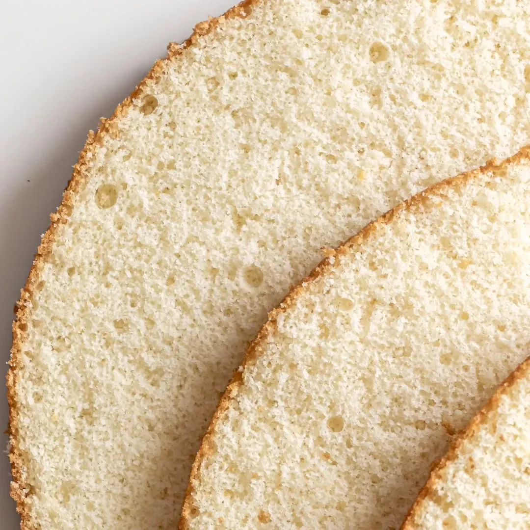 Beatos biskvitas su karštu pienu