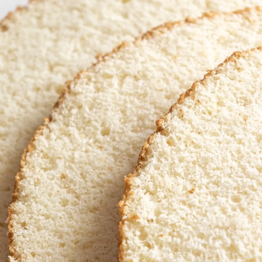 Beatos biskvitas su karštu pienu