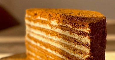 Beatos biskvitinis medaus tortas su grietinėlės ir grietinės kremu