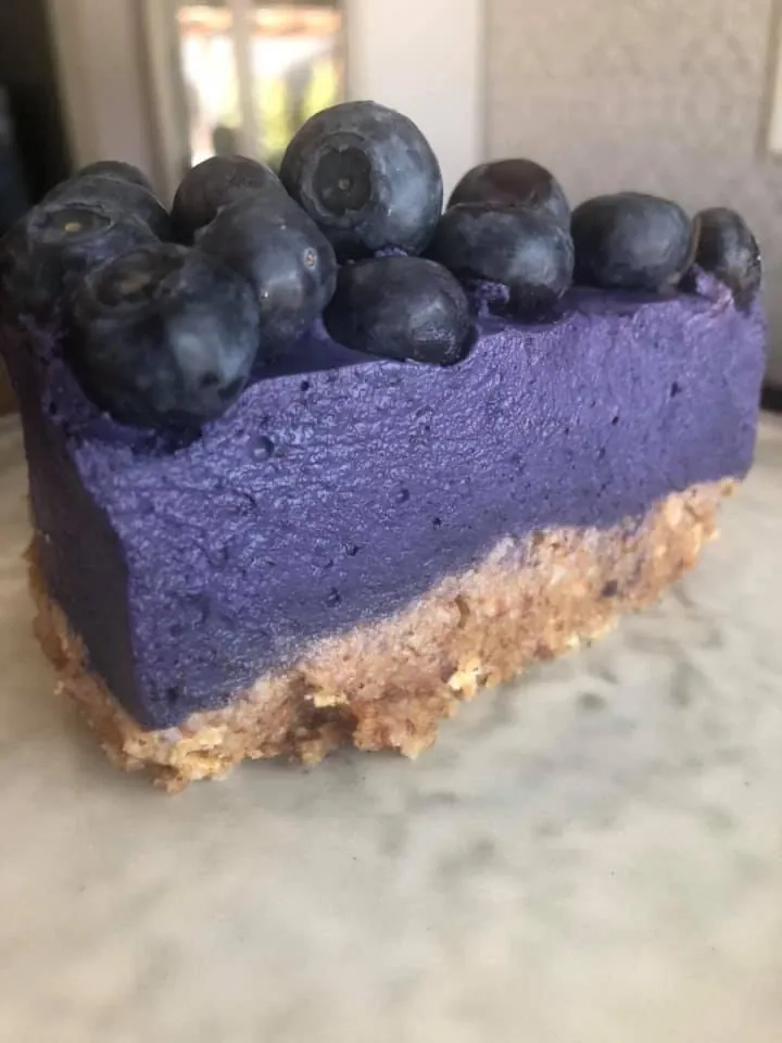 Nekeptas mėlynių ir anakardžių riešutų veganinis tortas