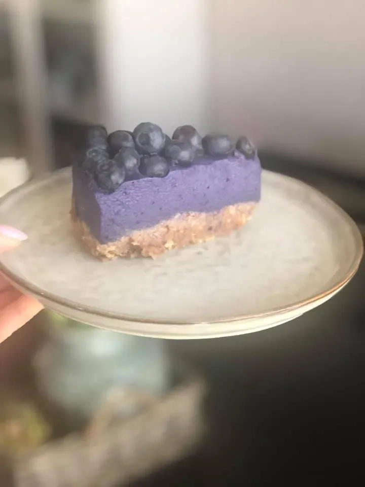 Nekeptas mėlynių ir anakardžių riešutų veganinis tortas