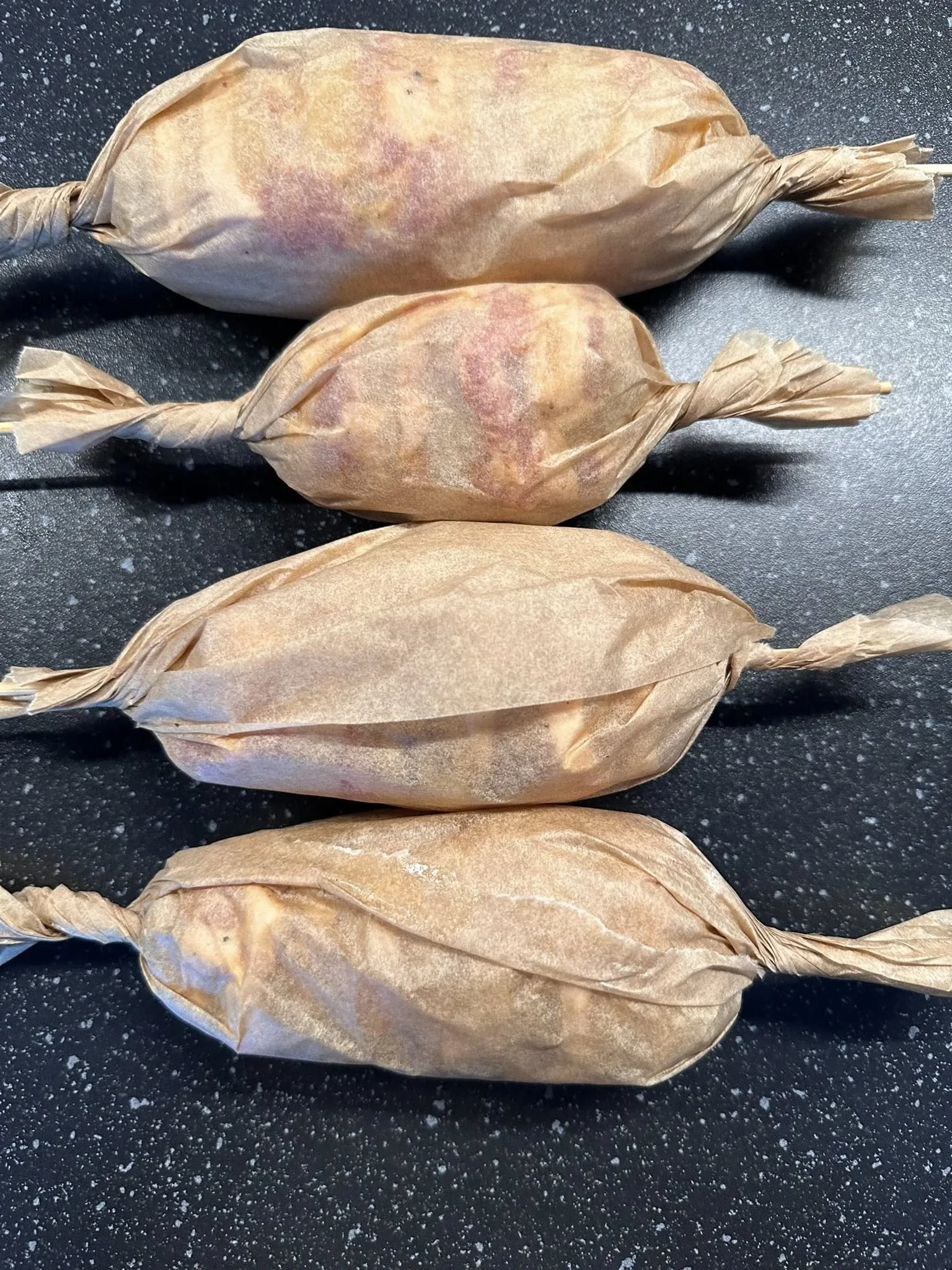 Bulvių "armonikėlė" - keptos bulvės su šonine kepimo popieriuje