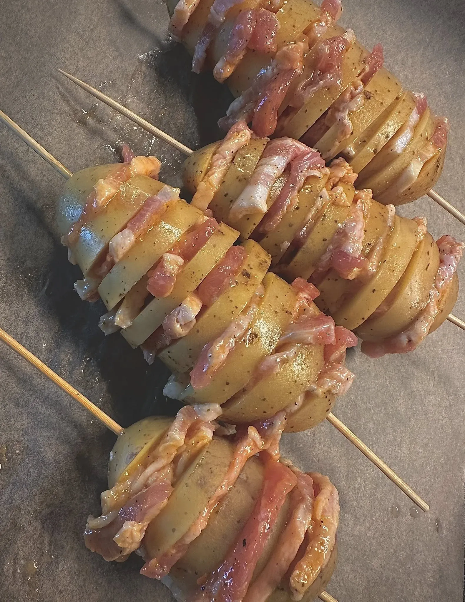 Bulvių "armonikėlė" - keptos bulvės su šonine kepimo popieriuje