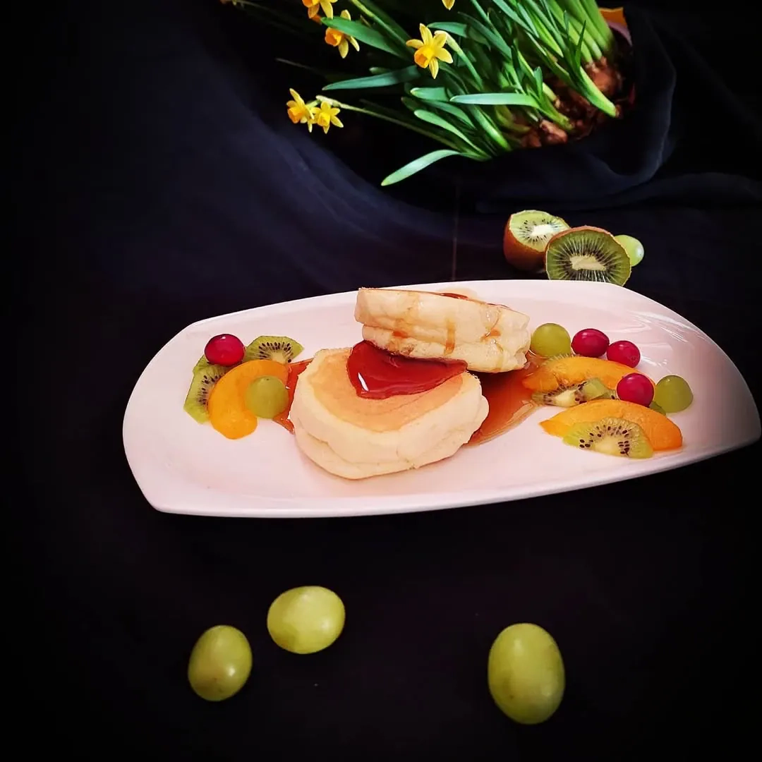 Purūs japoniški suflė blyneliai, gaminti su kvietiniais miltais ir pienu