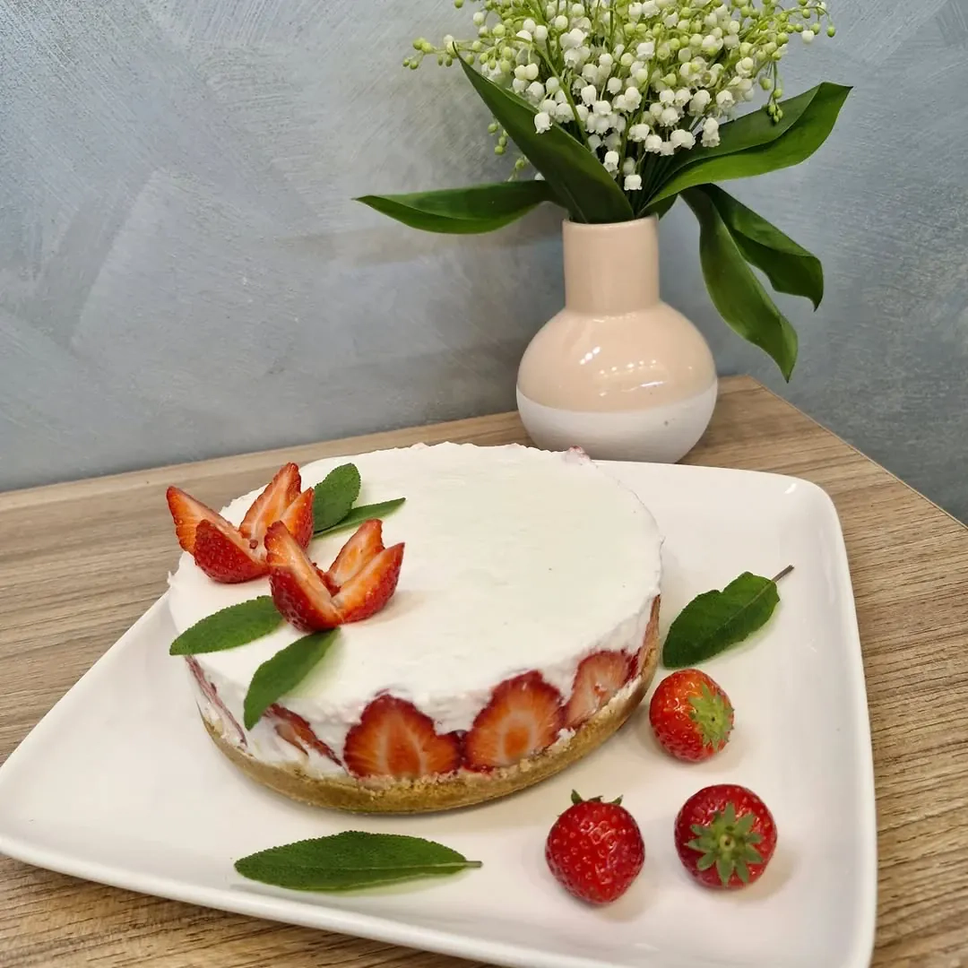 Sveikesnis graikiško jogurto ir kokosų kremo tortas "Vasara" su braškėmis 🍓