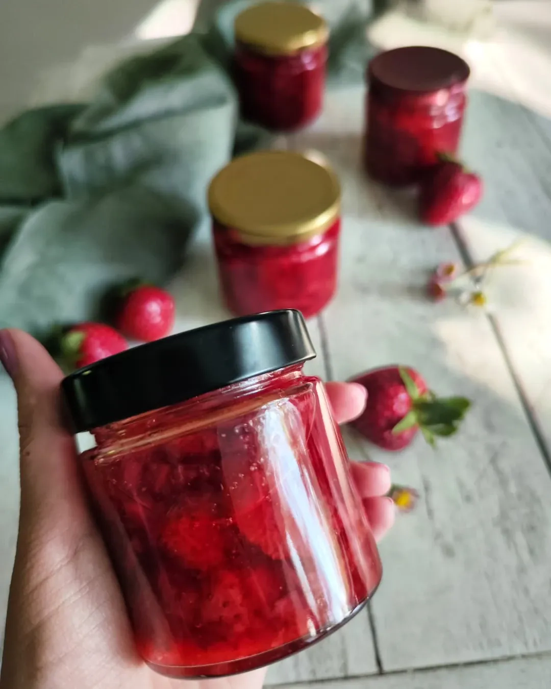 Saldžiarūgštė braškių uogienė su rabarbarais