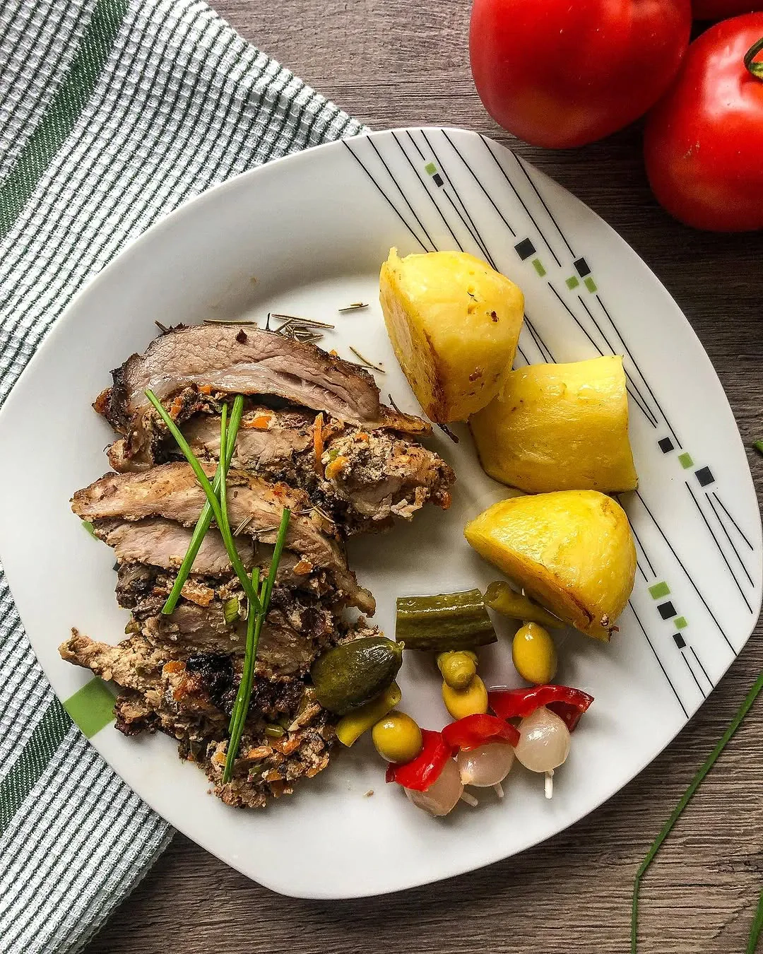 Kiaulienos nugarinės vyniotinis su rikota ir slyvomis