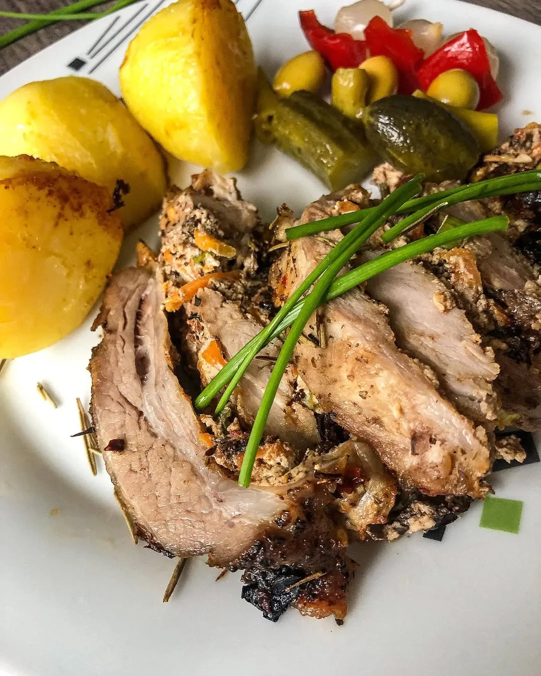 Kiaulienos nugarinės vyniotinis su rikota ir slyvomis