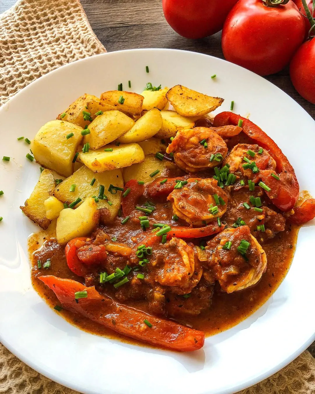 Krevetės troškinyje su pomidorais ir daržovėmis