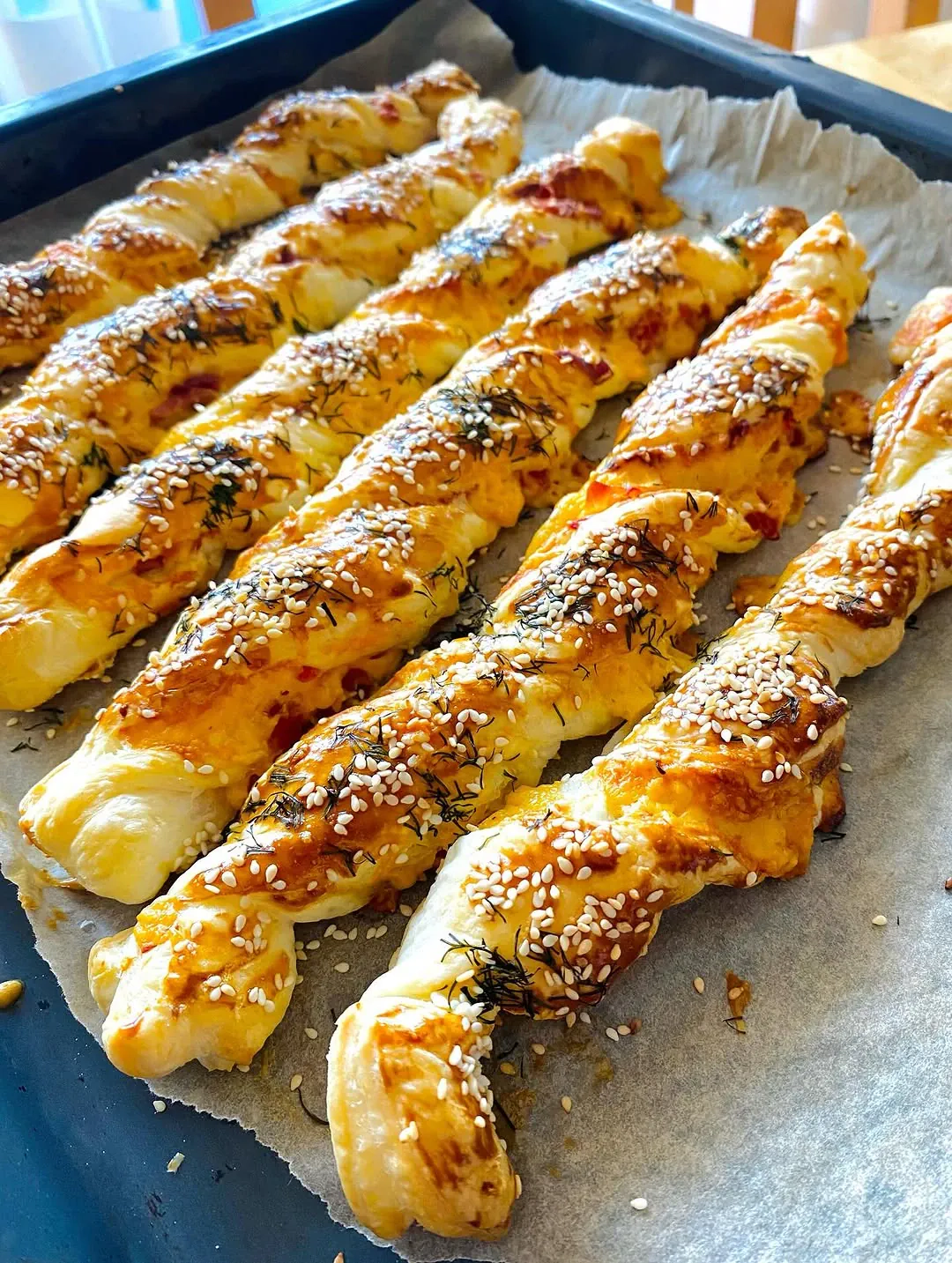 Sluoksniuotos tešlos juostelės su čederio sūriu ir serano kumpiu