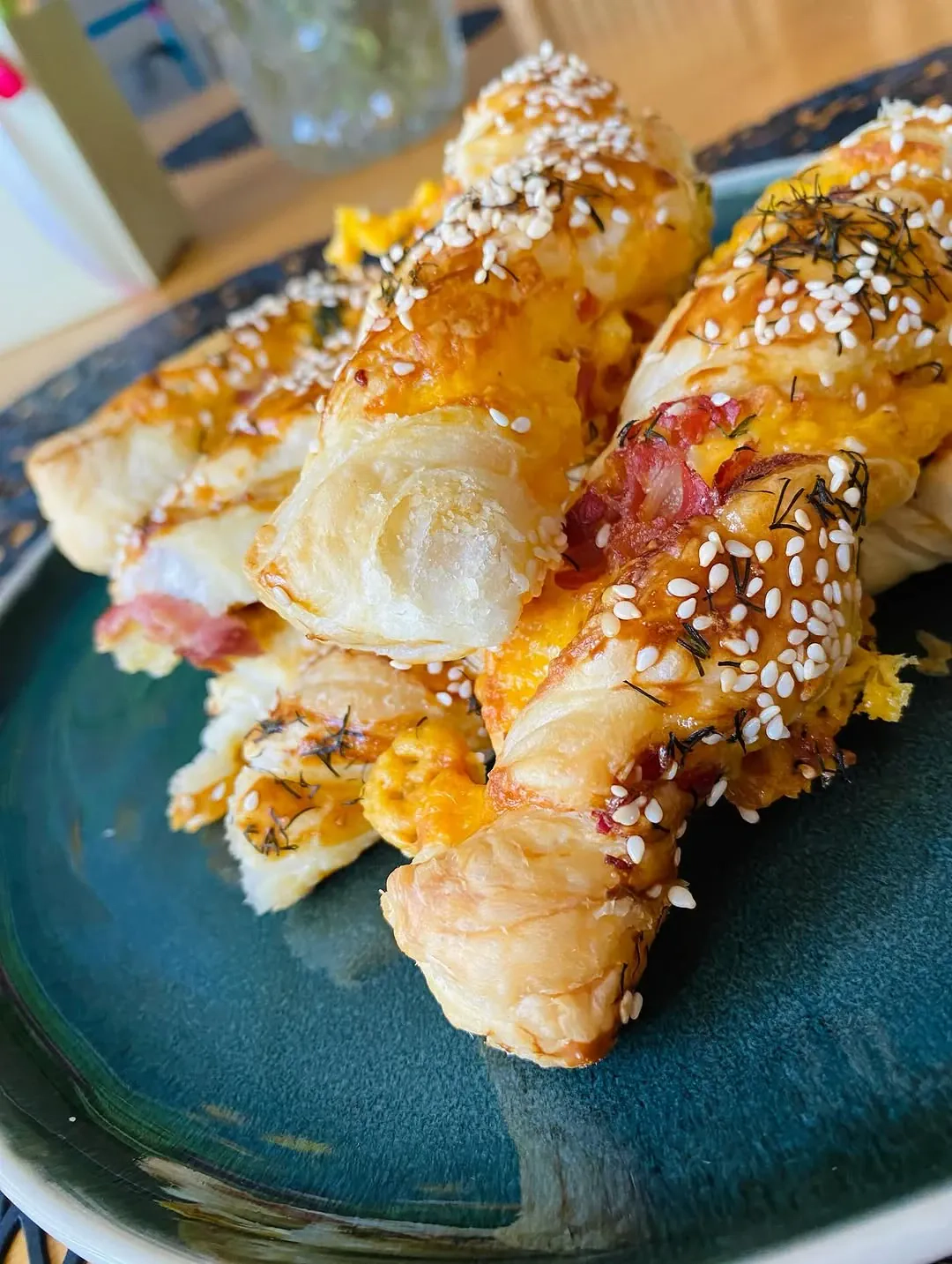 Sluoksniuotos tešlos juostelės su čederio sūriu ir serano kumpiu