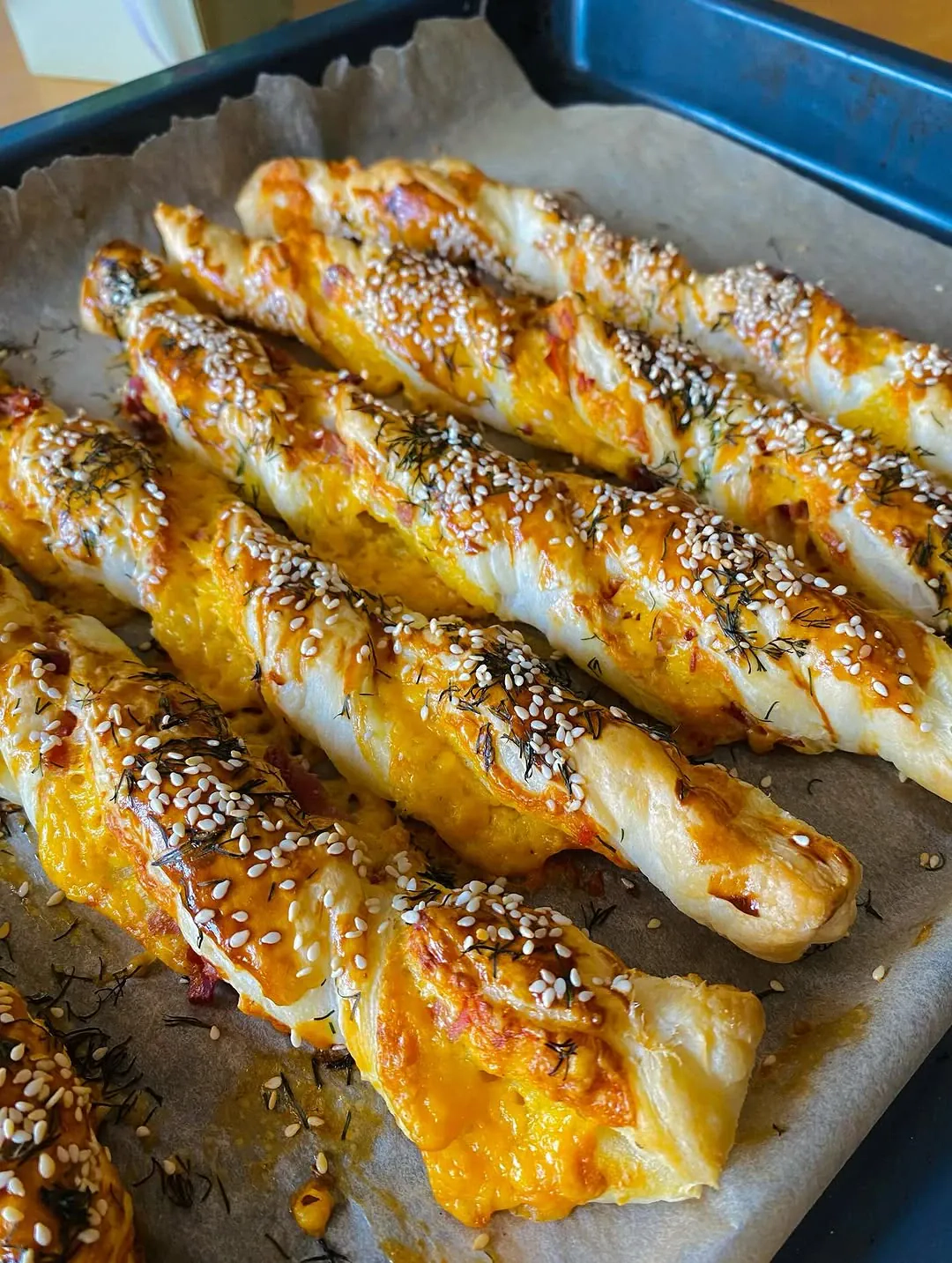 Sluoksniuotos tešlos juostelės su čederio sūriu ir serano kumpiu