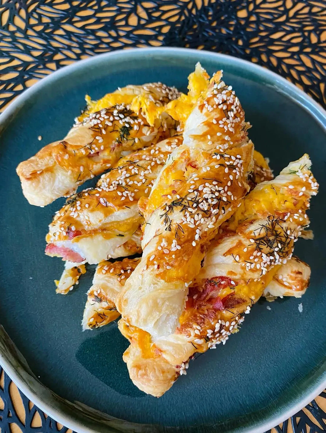 Sluoksniuotos tešlos juostelės su čederio sūriu ir serano kumpiu