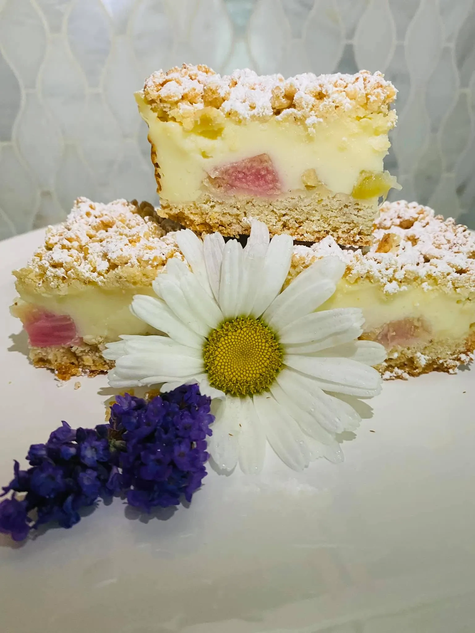 Rabarbarų pyragas su plikytu kremu