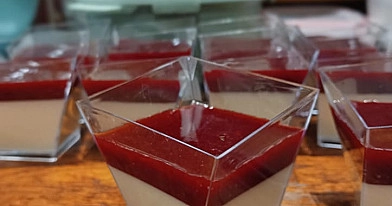Panna cotta su medumi, grietinėle ir uogomis