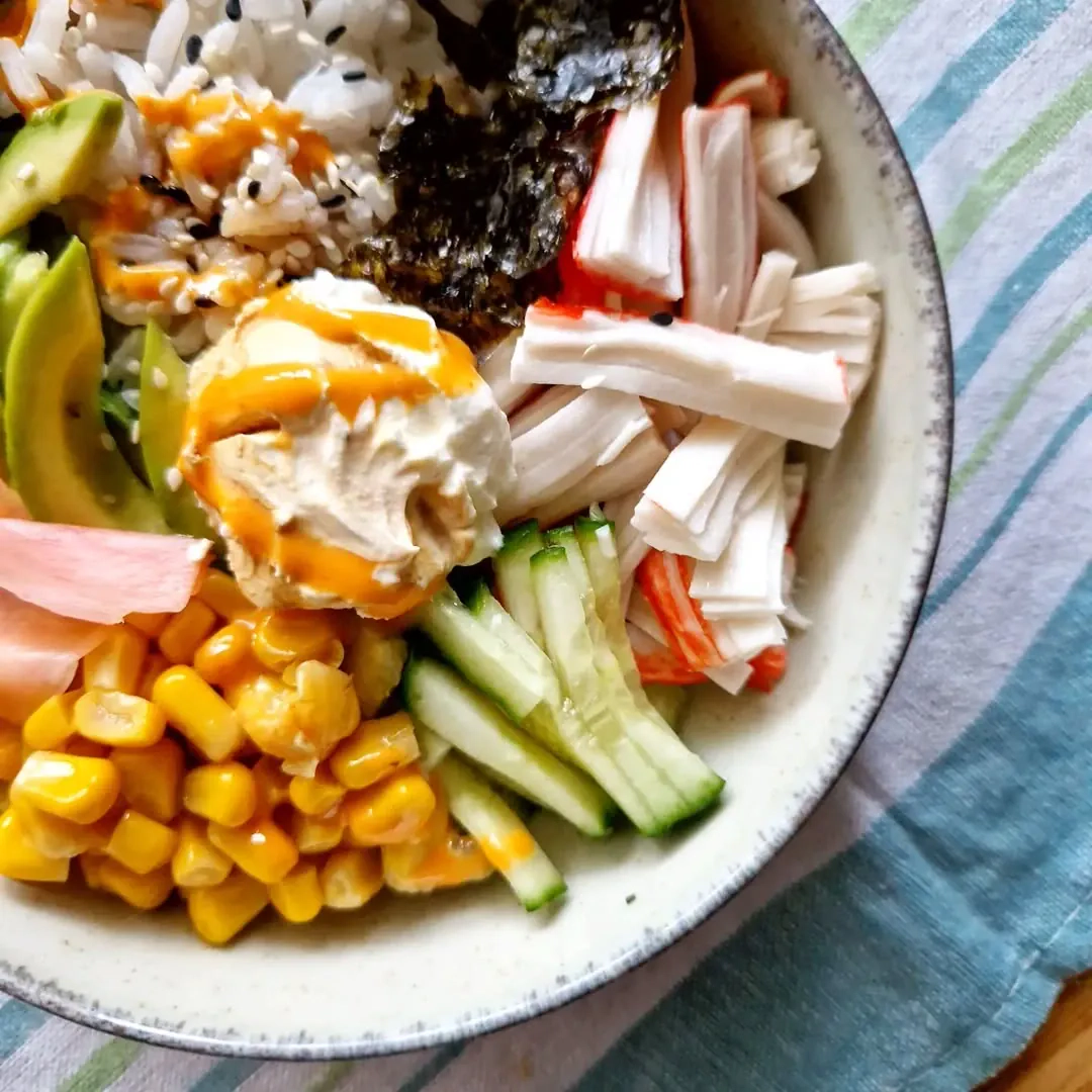 Budos dubenėlis su krabų lazdelėmis ir ryžiais