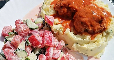 Mėsos faršo ir grikių kukuliai - tefteliai, grietinės ir pomidorų padaže