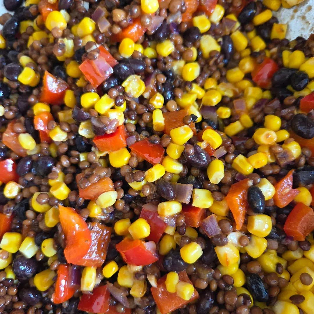 Vegetariškas čili troškinys su kukurūzais, lęšiais ir pupelės