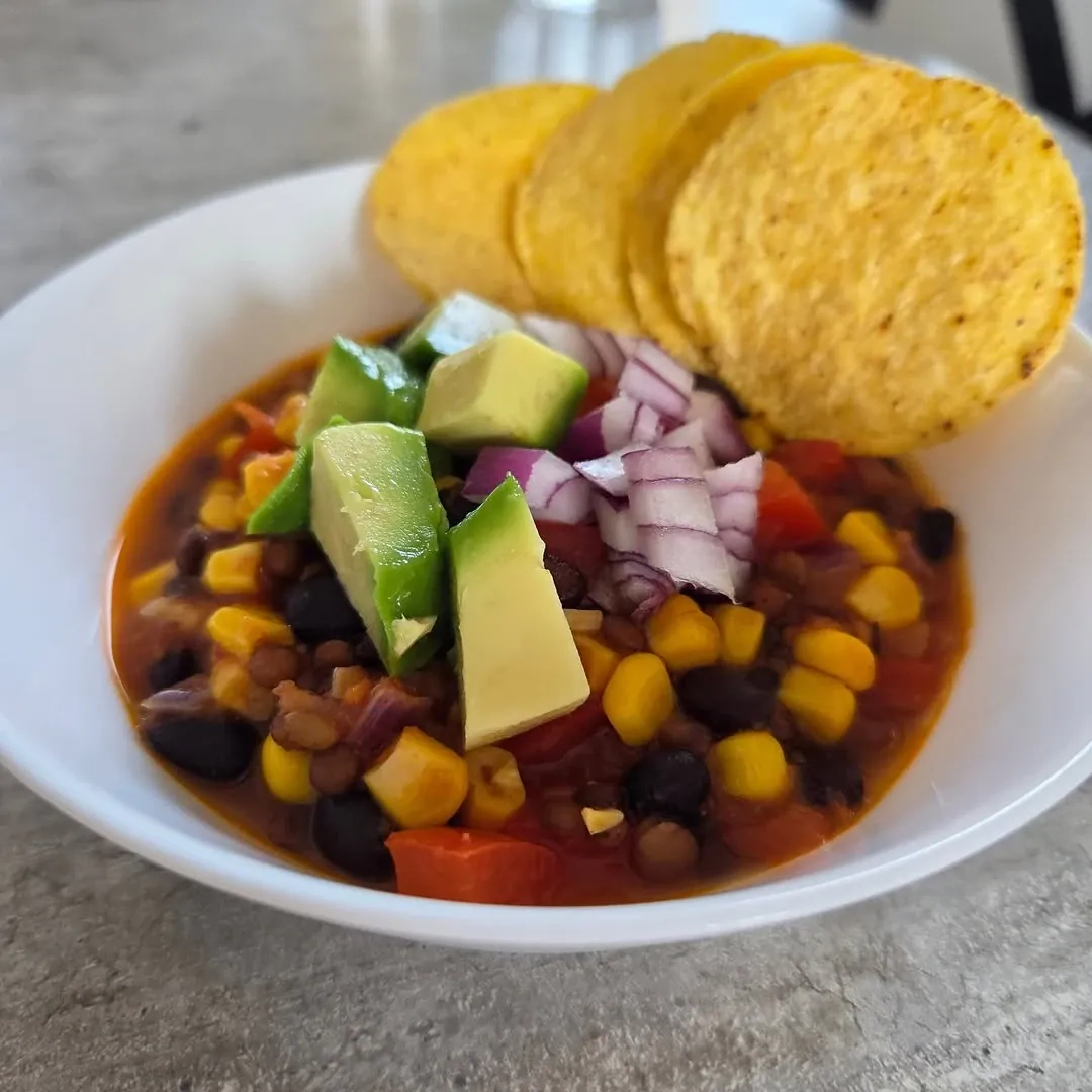 Vegetariškas čili troškinys su kukurūzais, lęšiais ir pupelės