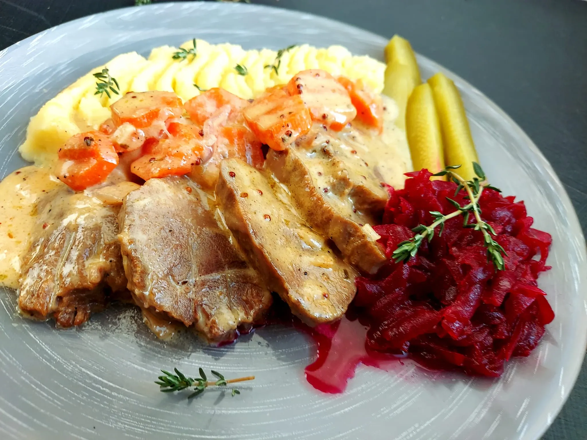 Troškintas jautienos liežuvis su grietinėle ir morkomis