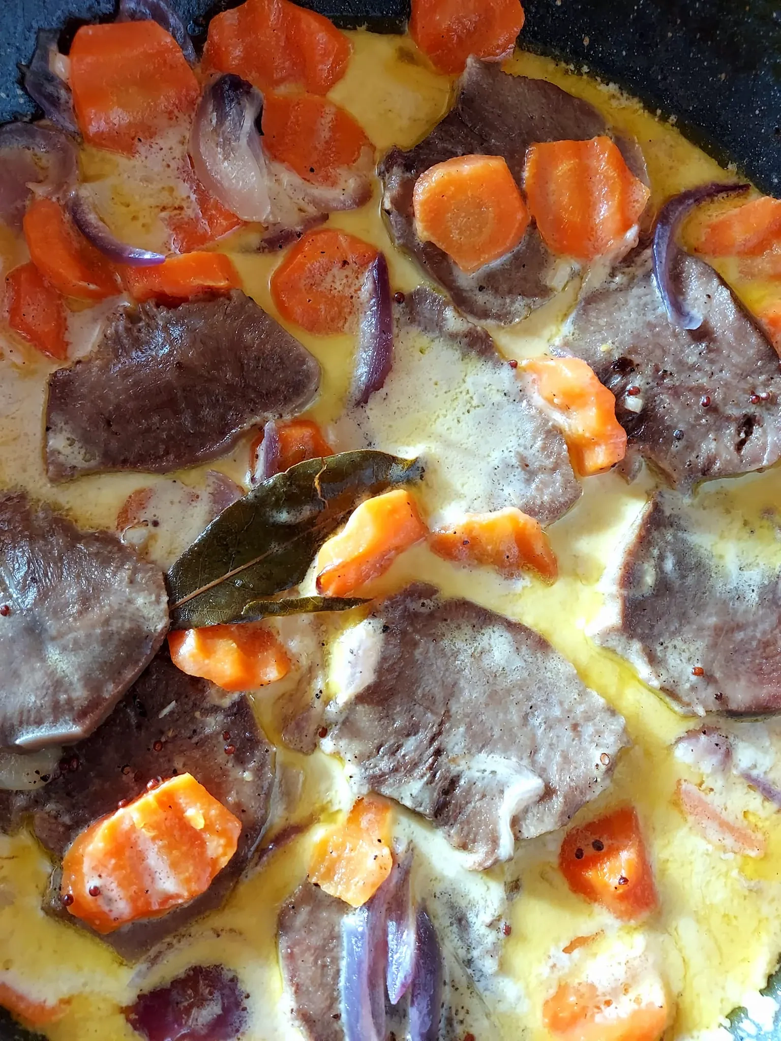 Troškintas jautienos liežuvis su grietinėle ir morkomis