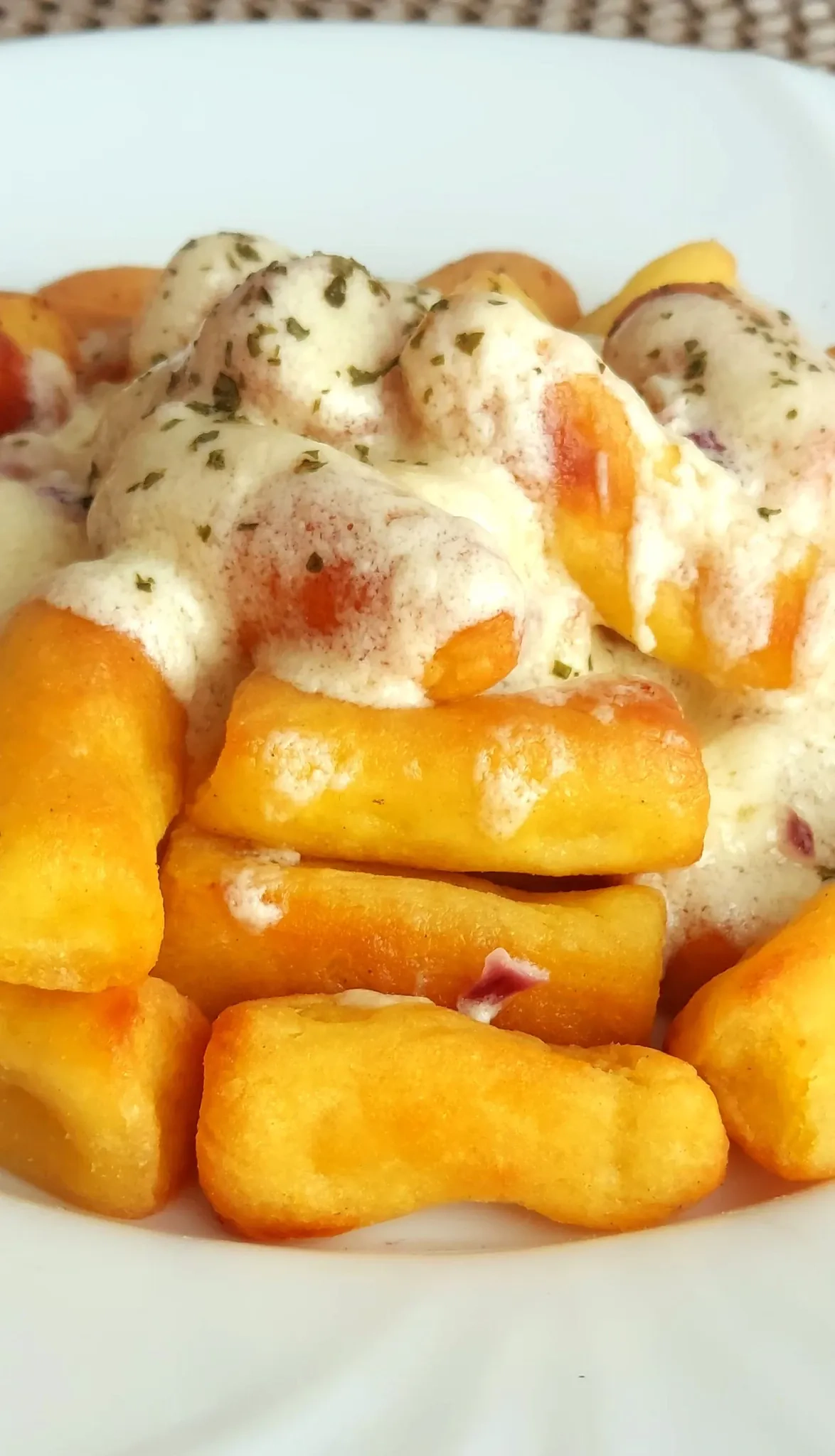 Paprastos bulvinės šiuškės su padažu