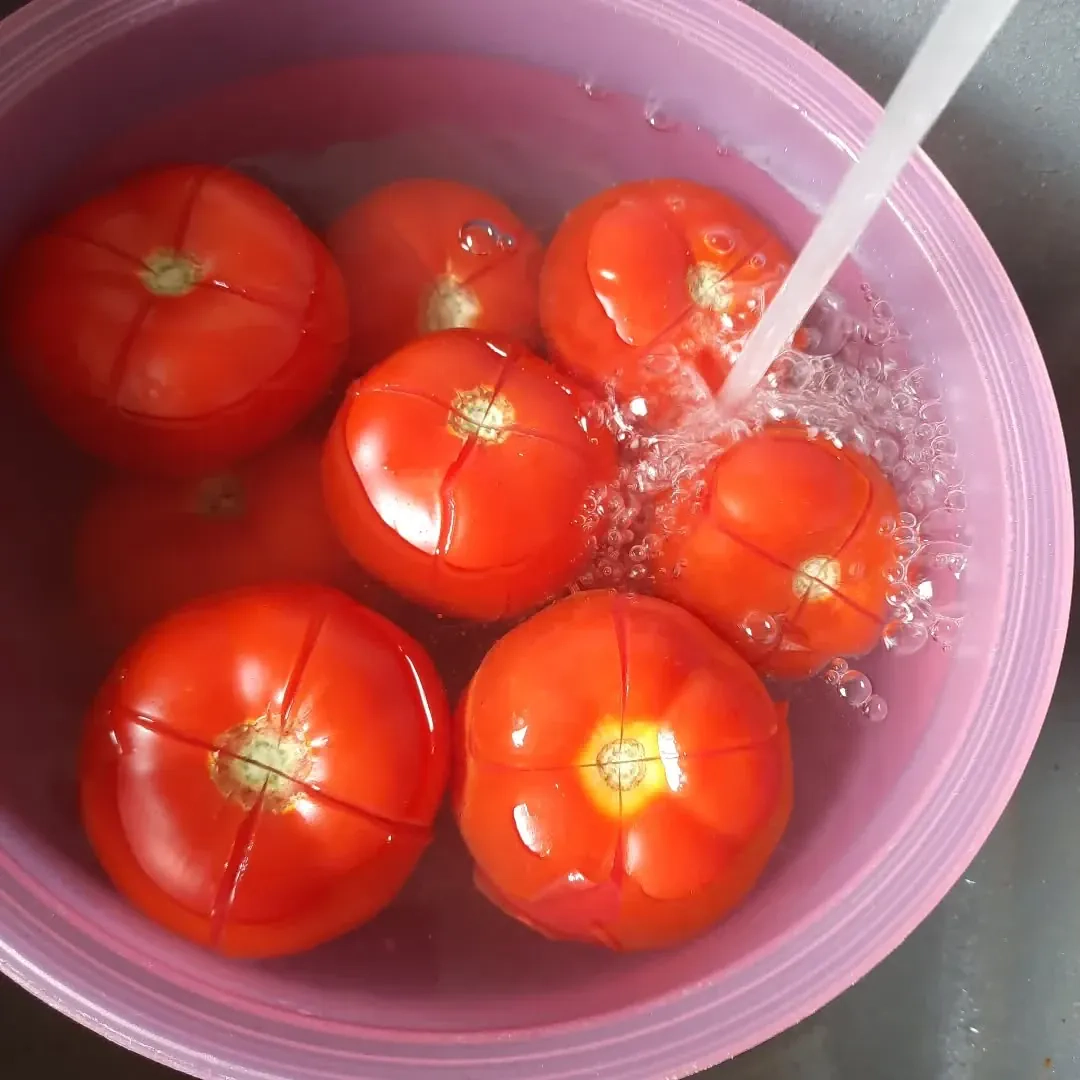 Konservuoti pomidorai savo sultyse su druska (be cukraus)