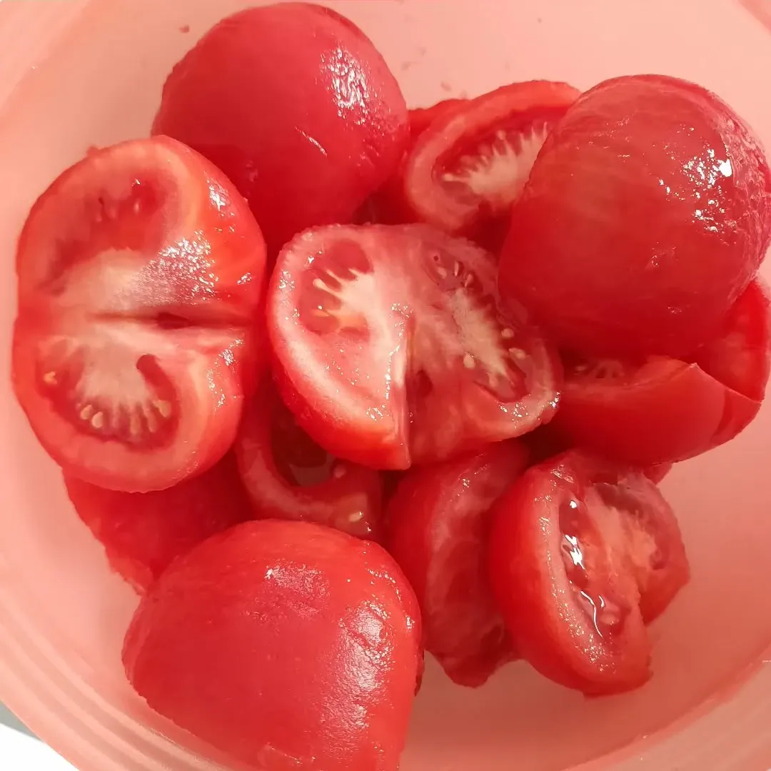 Konservuoti pomidorai savo sultyse su druska (be cukraus)