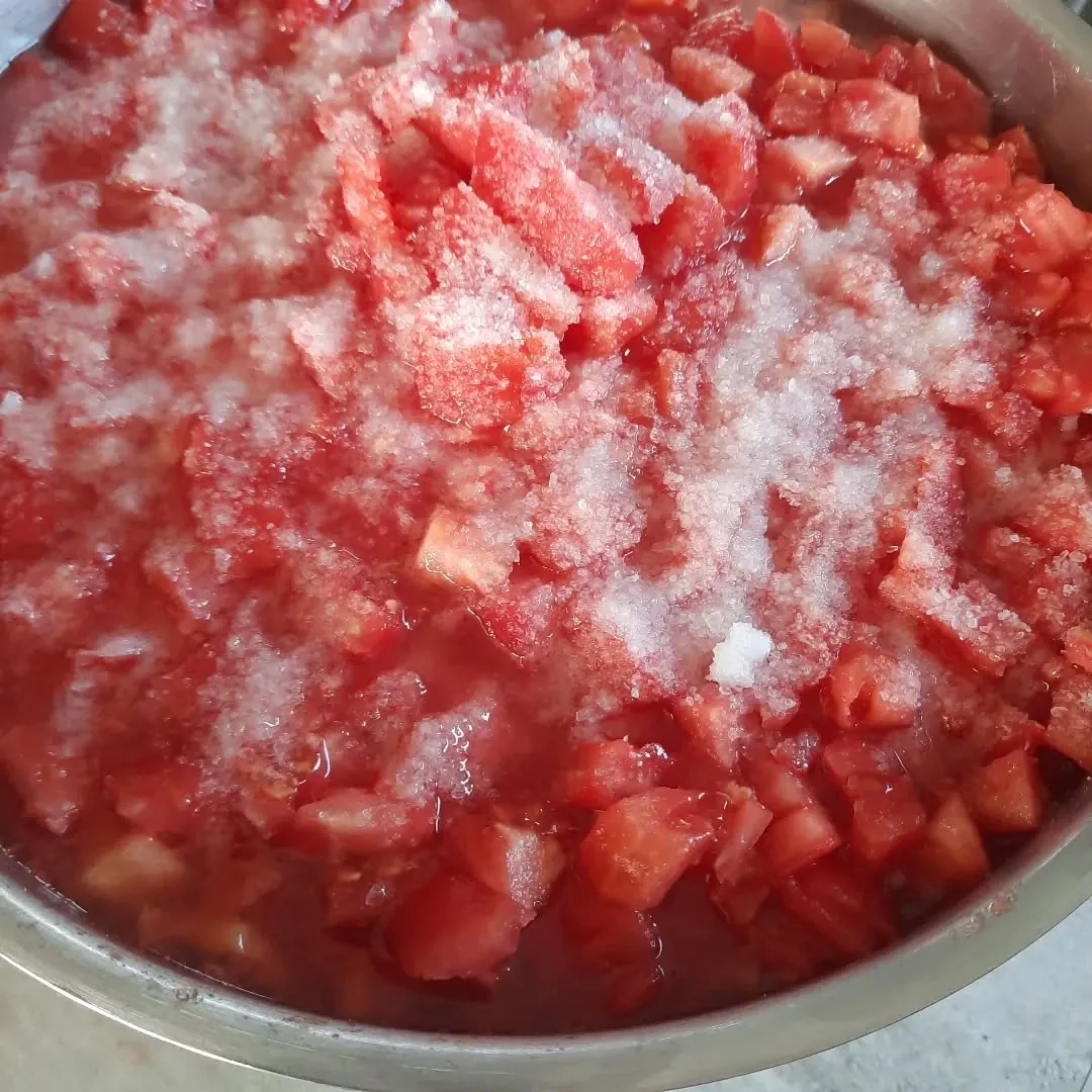 Konservuoti pomidorai savo sultyse su druska (be cukraus)