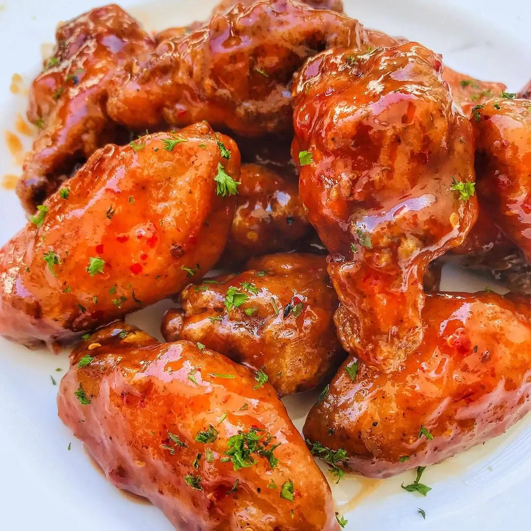 Saldūs vištienos sparneliai su soja, rudu cukrumi ir čili padažu