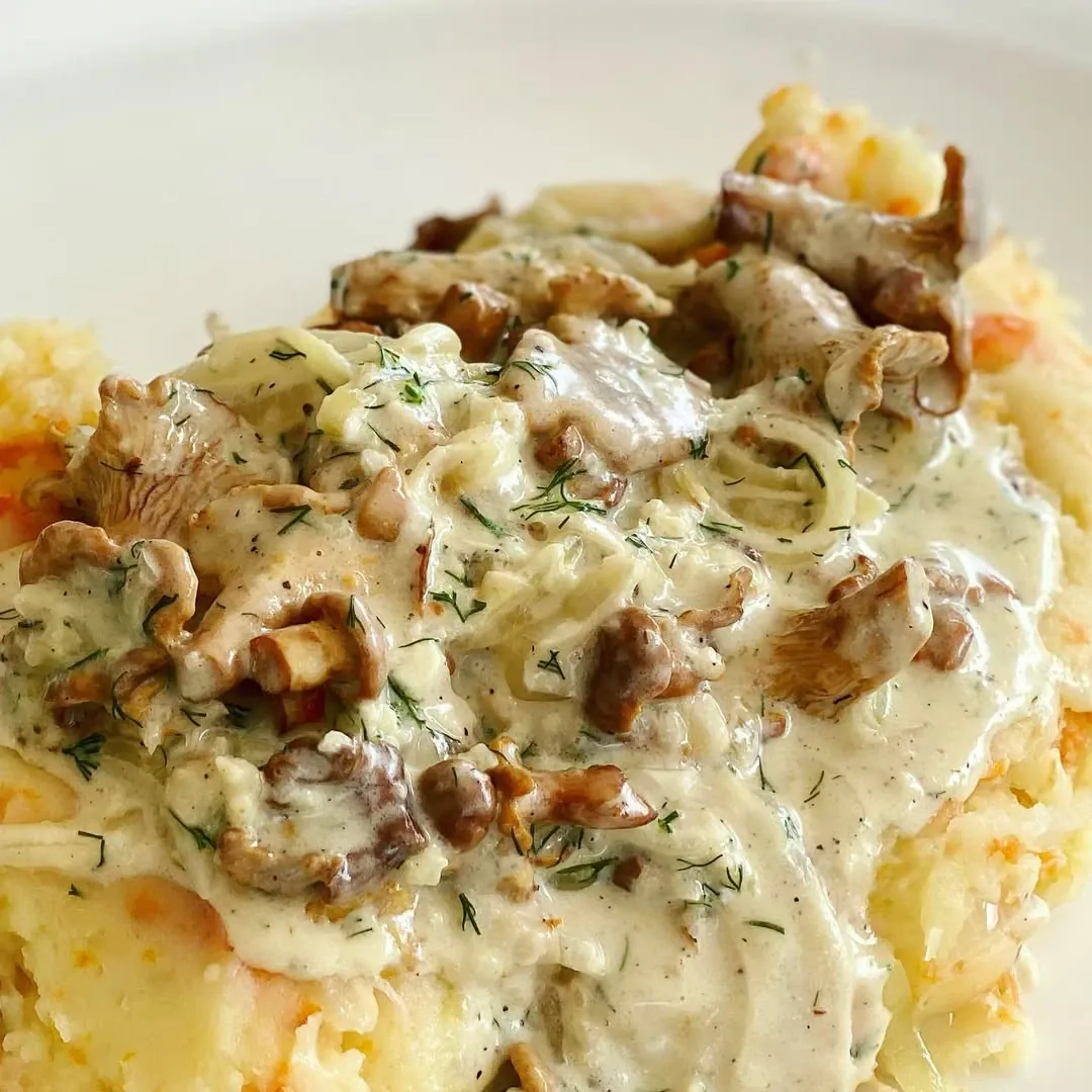 Voveraitės troškintos grietinėlėje su svogūnais, patiektos su romaninėmis salotomis