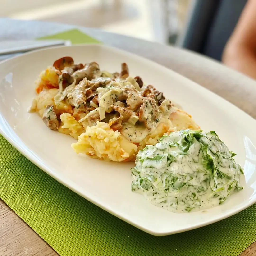 Voveraitės troškintos grietinėlėje su svogūnais, patiektos su romaninėmis salotomis