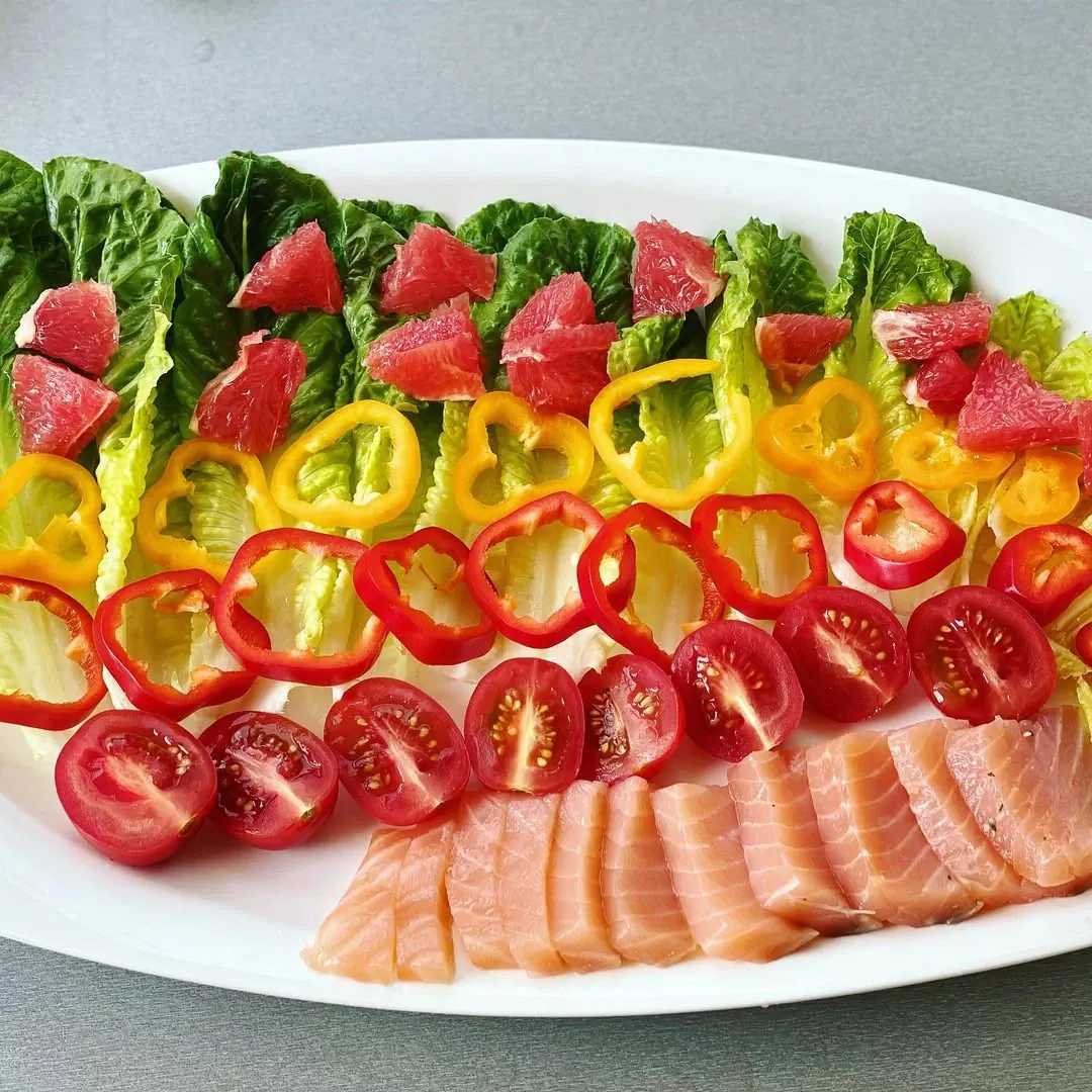 Tobulos salotos su mažomis romaninėmis salotomis ir lašiša