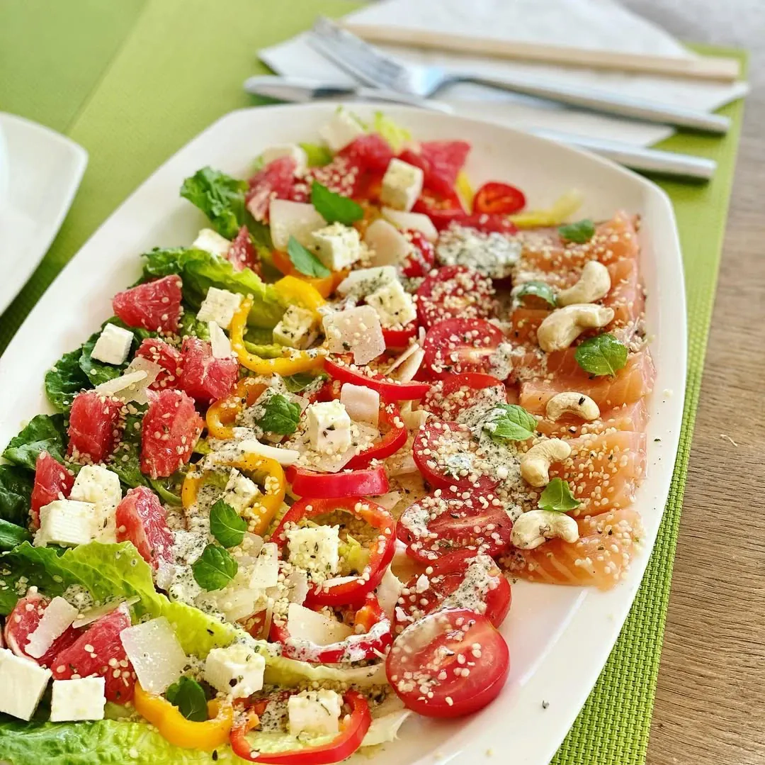 Tobulos salotos su mažomis romaninėmis salotomis ir lašiša