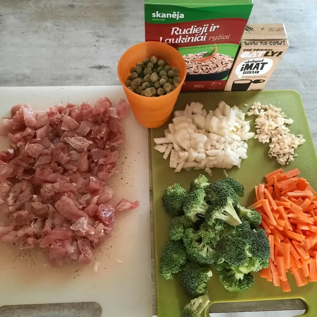 Triušienos ir ryžių troškinys su daržovėmis ir avižų grietinėle Triušienos ir ryžių troškinys su daržovėmis ir avižų grietinėle