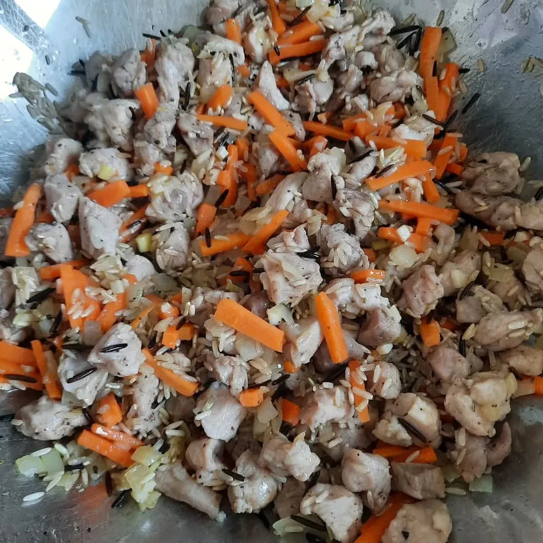 Triušienos ir ryžių troškinys su daržovėmis ir avižų grietinėle Triušienos ir ryžių troškinys su daržovėmis ir avižų grietinėle