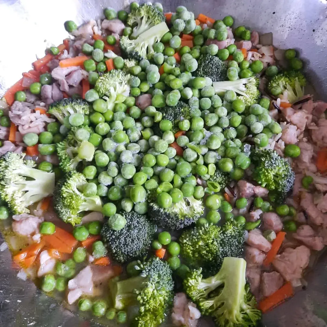 Triušienos ir ryžių troškinys su daržovėmis ir avižų grietinėle Triušienos ir ryžių troškinys su daržovėmis ir avižų grietinėle