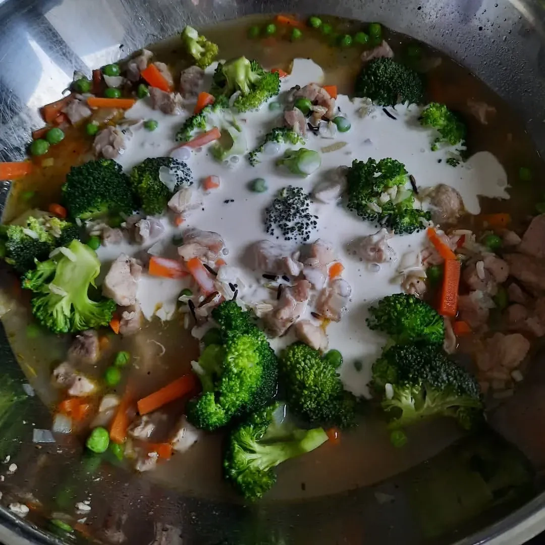 Triušienos ir ryžių troškinys su daržovėmis ir avižų grietinėle Triušienos ir ryžių troškinys su daržovėmis ir avižų grietinėle